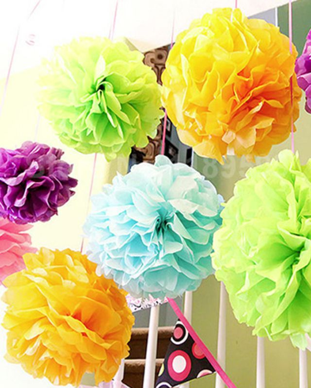 Украшение дома, фасада, лестницы яркими разноцветными помпонами